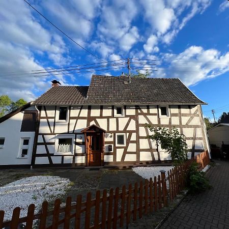 Villa 300 Jahre altes renoviertes Fachwerkhaus Peterslahr Exterior foto