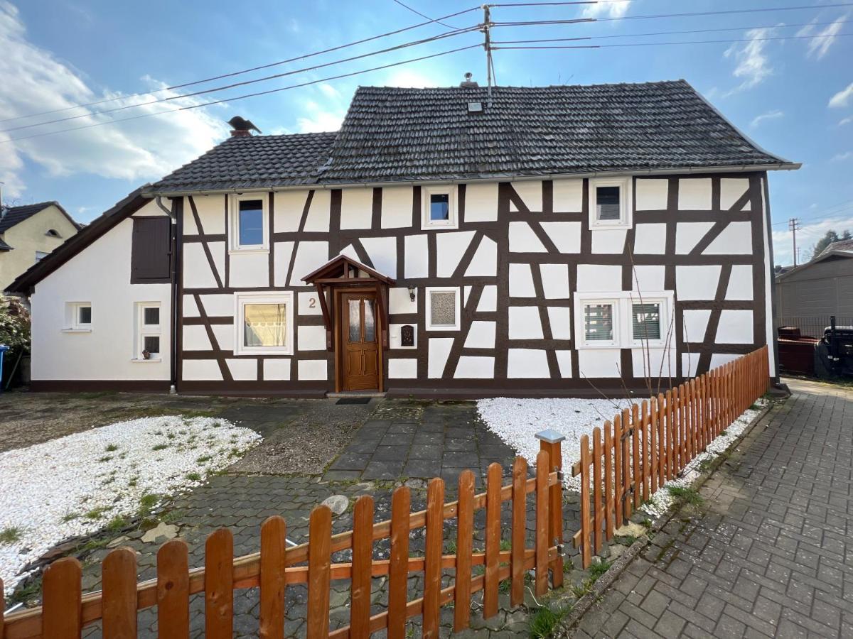Villa 300 Jahre altes renoviertes Fachwerkhaus Peterslahr Exterior foto