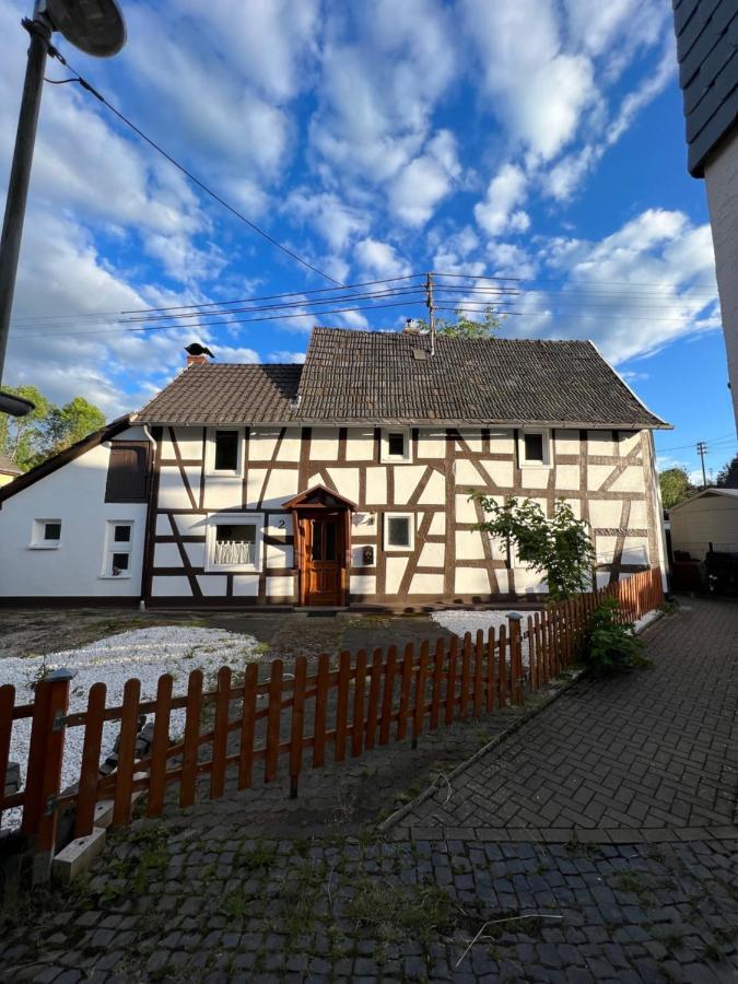 Villa 300 Jahre altes renoviertes Fachwerkhaus Peterslahr Exterior foto